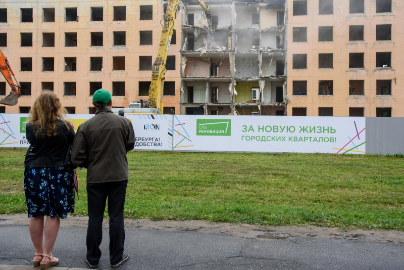В Санкт-Петербурге одобрили закон о реновации домов, построенных в 1957—1970 годах.