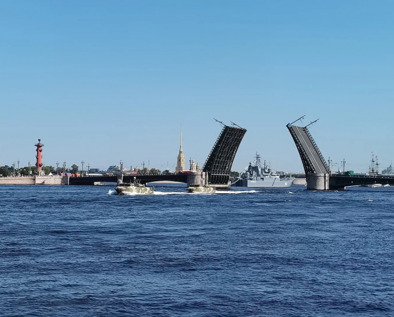 В связи с репетицией парада ко Дню ВМФ в Петербурге днем 24 июля разведут мосты.