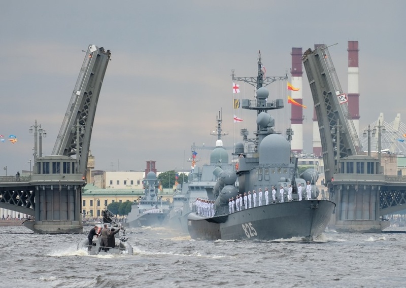 В Санкт-Петербурге в связи с генеральной репетицией парада ко Дню ВМФ будут разведены мосты днём.