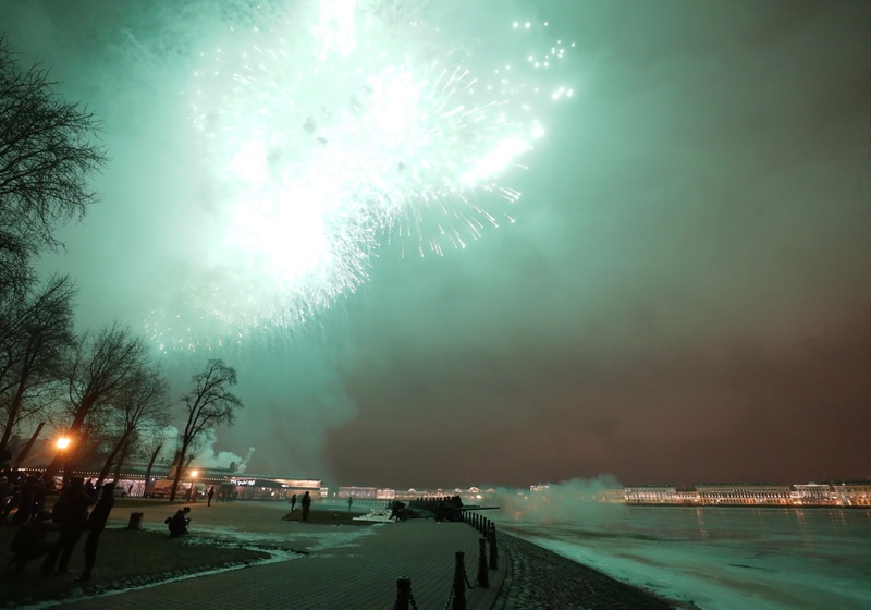 В Санкт-Петербурге дан праздничный салют в честь Дня полного освобождения Ленинграда от фашистской блокады