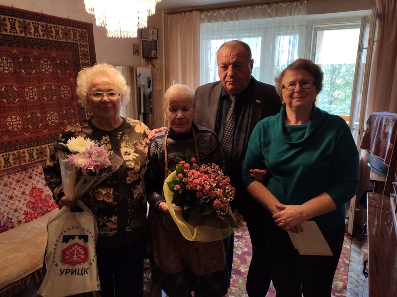 Жительницу Урицка поздравили со 100-летним юбилеем!