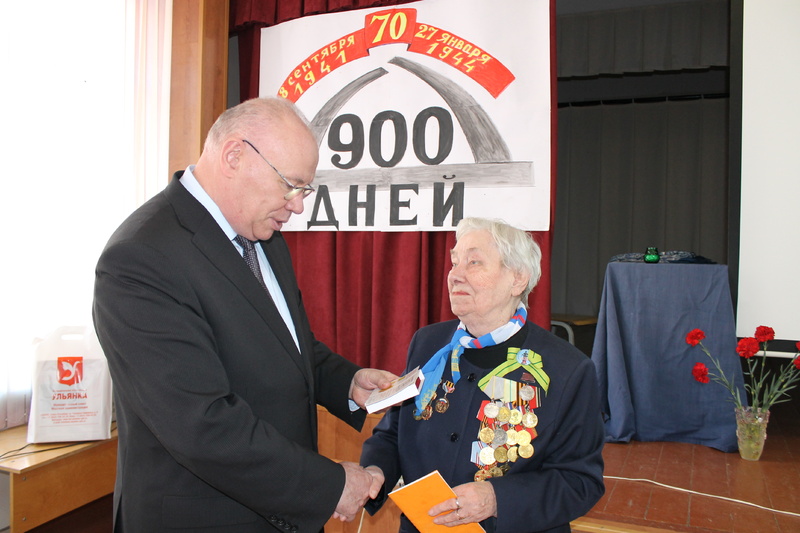Торжественные мероприятия по награждению жителей блокадного Ленинграда памятными знаками и подарками