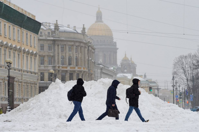 Петербуржцам стоит готовиться к ночному снегопаду, который продолжится и завтра. Но днём в субботу будет поспокойнее