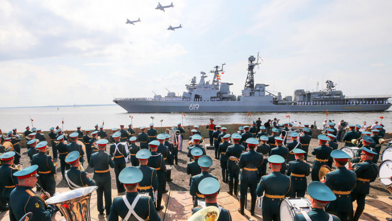 Репетиции парада ко Дню ВМФ ограничат движение в центре Петербурга.